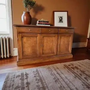 Credenza madia Alberta in legno 3 ante bugnate noce Bassano con zoccolo chiuso