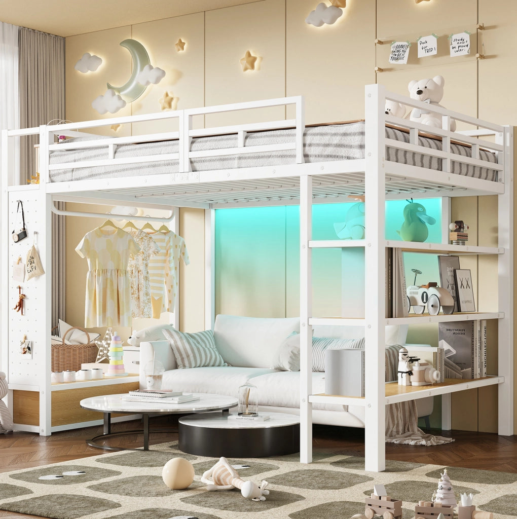 Letto a soppalco 140x200 cm con armadio aperto; ripiani; LED e parete forata bianco