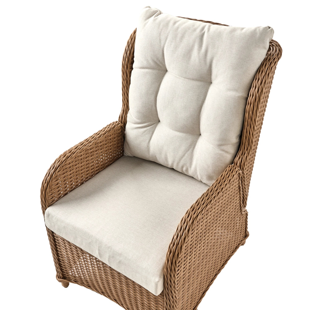 Set da Esterno 2 Poltrone Poggiapiedi e Tavolo Rattan Sintetico marrone chiaro e cuscini bianco sporco ripiano reclinabile tradizionale