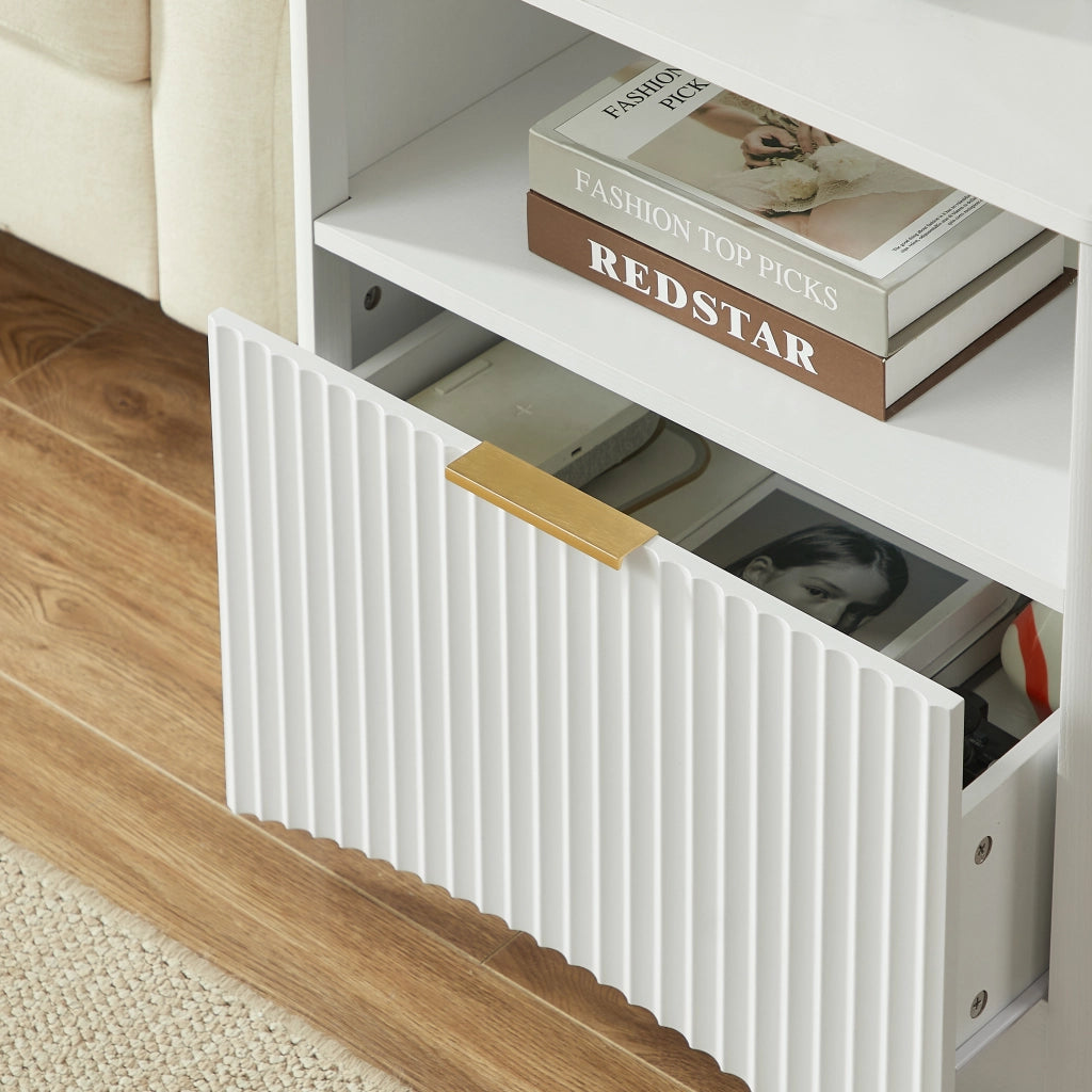 Comodino con design a scanalature, cassetto aperto e maniglia in metallo dorato, bianco