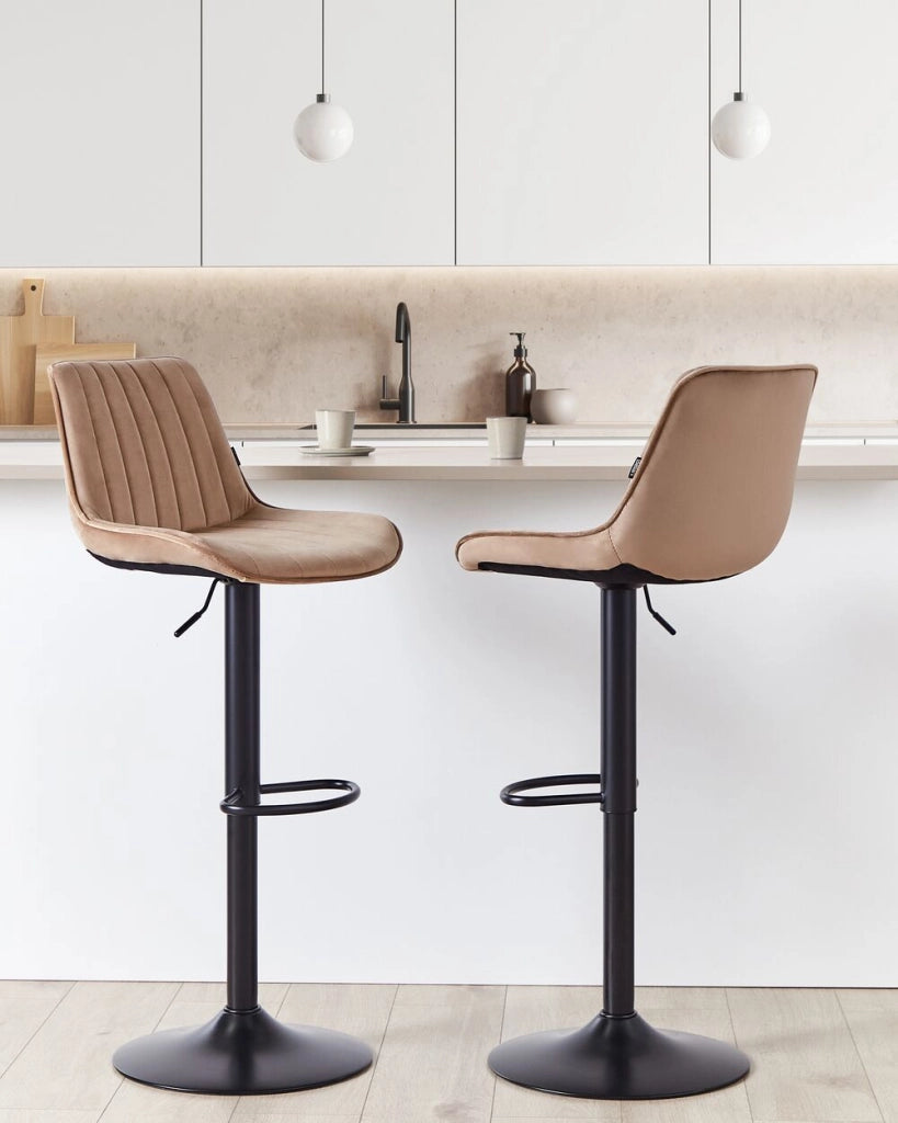 Set di 2 sedie da bar in velluto marrone gambe in acciaio nero senza braccioli set da pranzo salotto soggiorno moderno