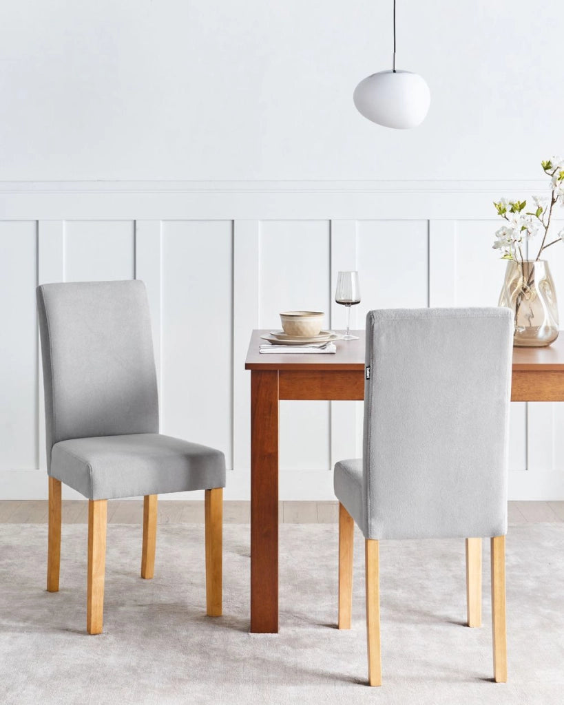 Set di 2 Sedie da Pranzo in Tessuto Grigio Gambe in Legno Moderne