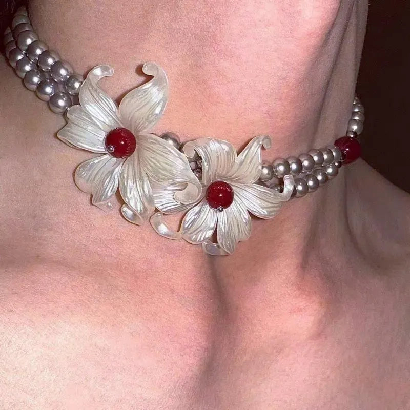 Collana vintage con fiore bianco e perla d'argento, regalo di Natale o compleanno.