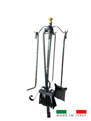 Attrezzo per Camino in Ferro con Accessori,Trespolo con Pomelli in Ottone, Pinza, Uncino, Scopetta e Paletta 60cm h