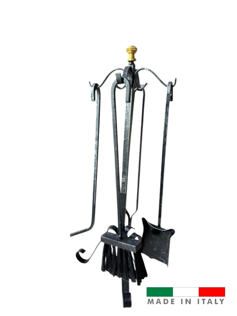 Attrezzo per Camino in Ferro con Accessori,Trespolo con Pomelli in Ottone, Pinza, Uncino, Scopetta e Paletta 60cm h