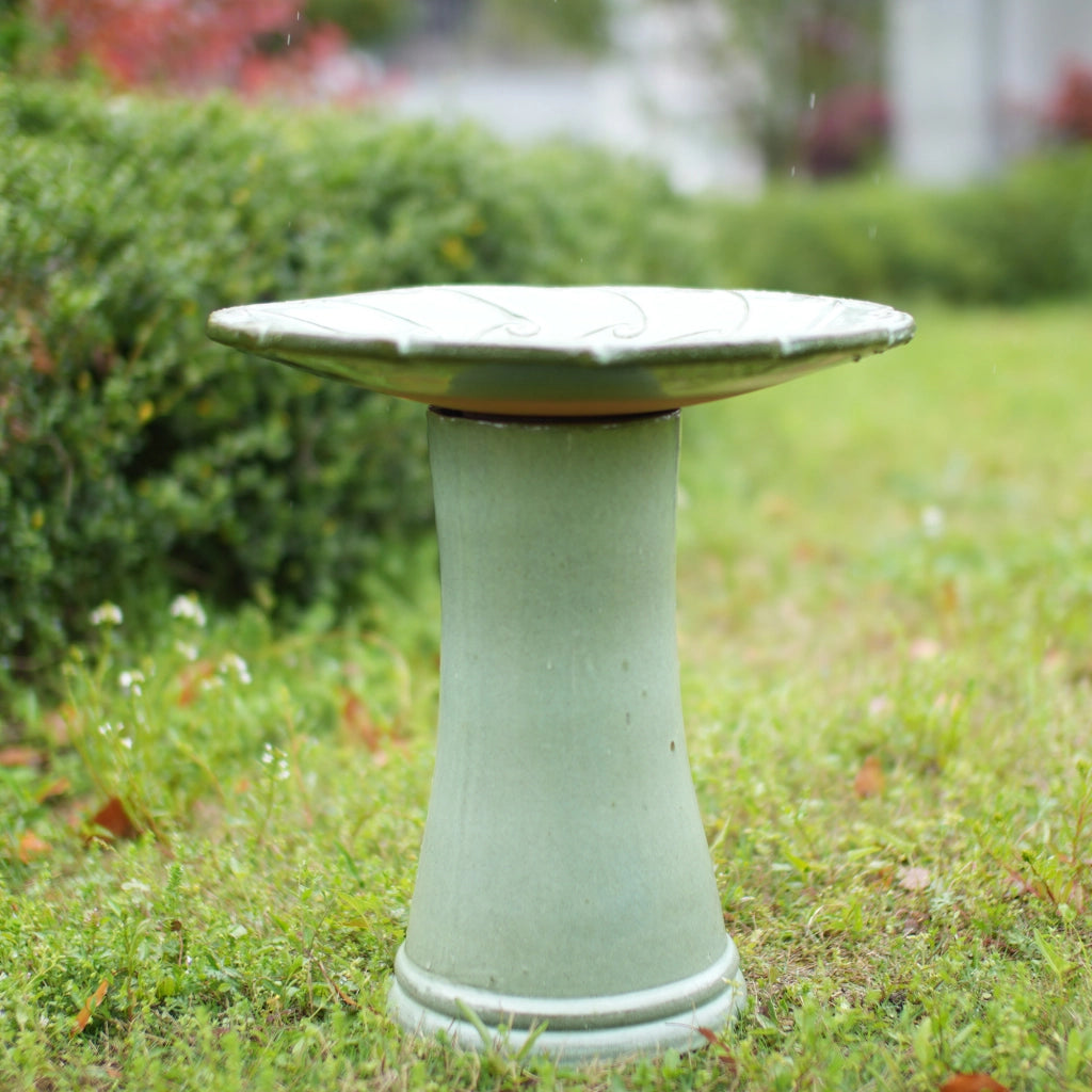 Fontana da giardino in ceramica fatta a mano con vasca ampia e base alta smaltata verde chiaro Ø 43 × 45 cm
