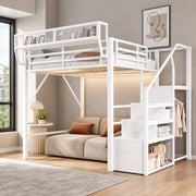 Letto a soppalco 140x200 cm in metallo con LED, scala di sicurezza e ripiano flessibile, bianco