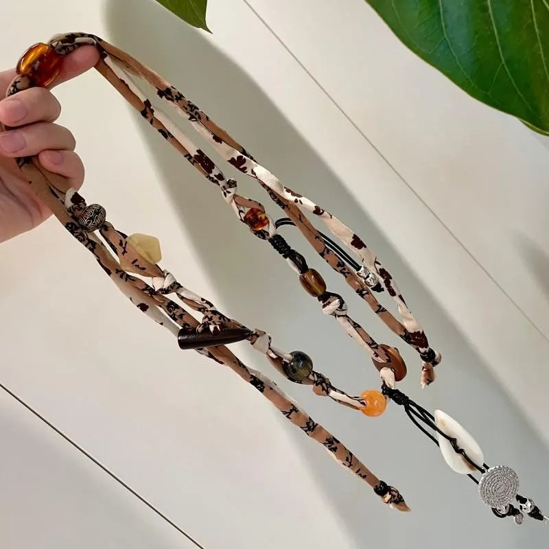 Collana con bottoni a conchiglia intrecciati: realizzata a mano in stile vintage