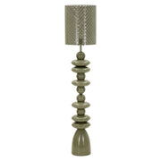 Lampada da terra in metallo verde intenso con paralume intagliato