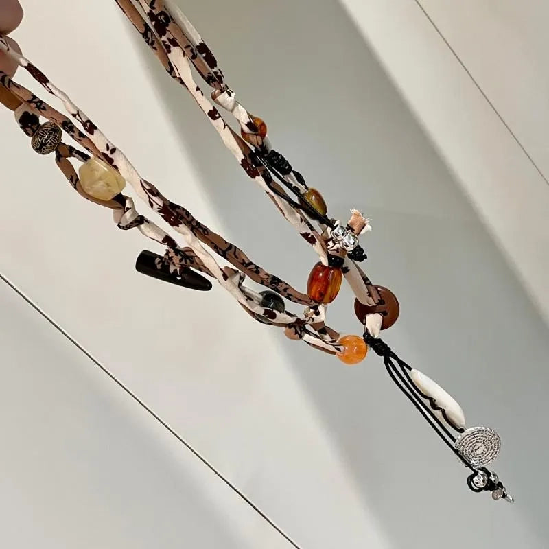 Collana con bottoni a conchiglia intrecciati: realizzata a mano in stile vintage