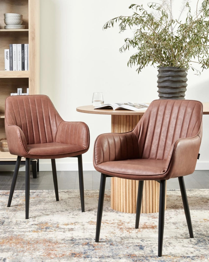 Set di 2 sedie da pranzo Braccioli in ecopelle marrone Gambe in metallo nero Rustico tradizionale