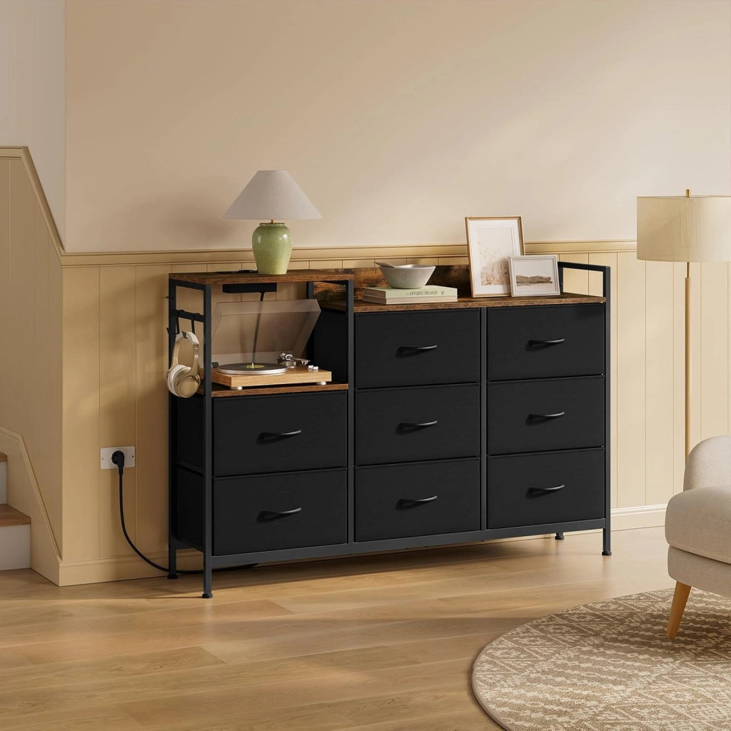 Cassettiera a 8 Cassetti in Tessuto, Cassettiera per Camera da Letto, con Sezione di Ricarica e Ganci, Piani Legno e Struttura in Metallo, Marrone Rustico+Nero