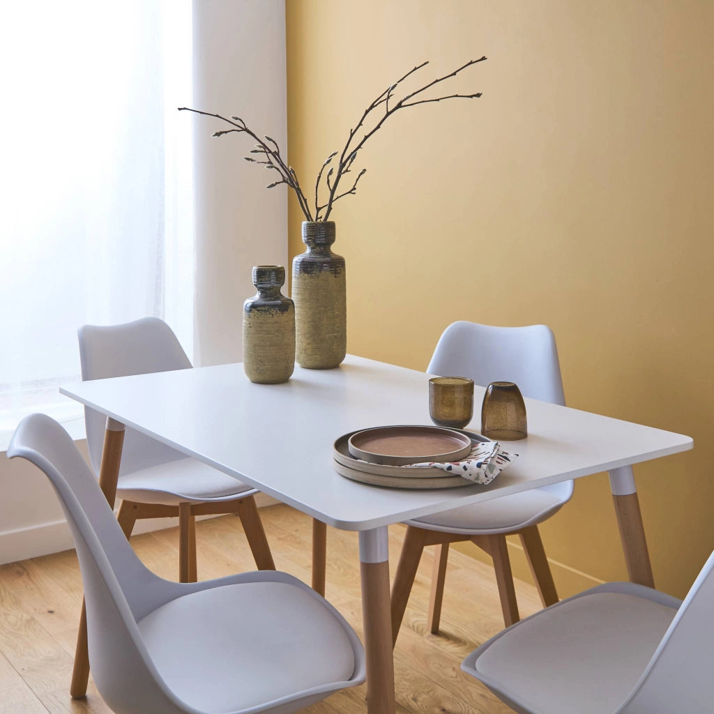 Set tavolo e 4 sedie da pranzo scandinavo con gambe in legno,