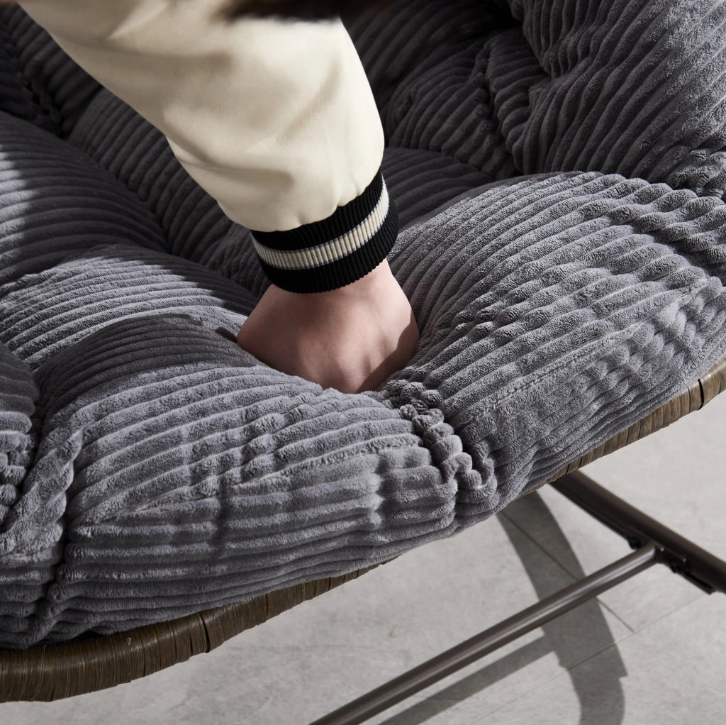 Sedia a dondolo da esterno in rattan sintetico grigio con cuscino