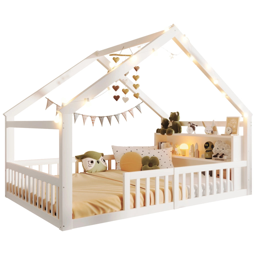 Letto a casetta 140x190 cm con sponde e scaffali in legno e MDF bianco