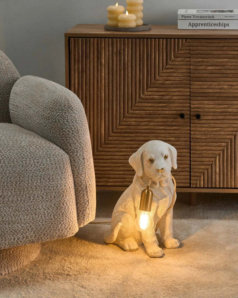 Lampada da tavolo in poliresina bianca a forma di cucciolo di labrador lampada da comodino a tema animale lampada da lettura per soggiorno e camera da letto stile glamour