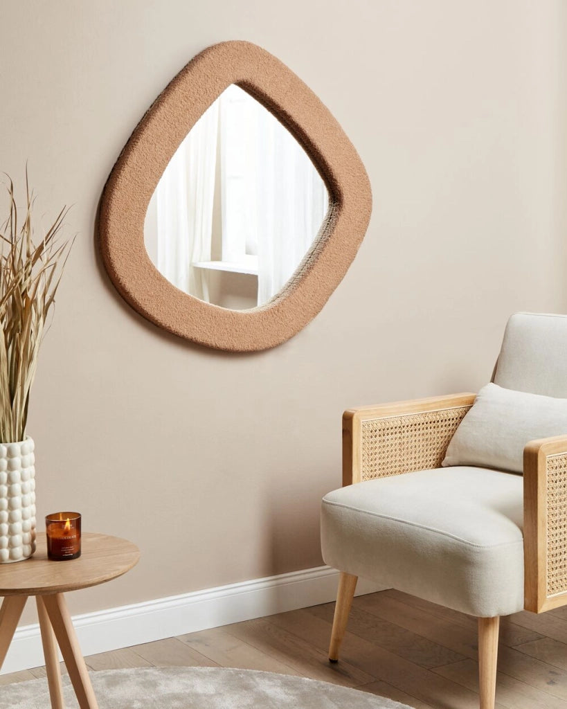 Specchio da parete marrone chiaro con cornice in MDF e vetro rivestito in bouclé 79 x 80 cm, pezzo decorativo irregolare montato a parete, stile moderno