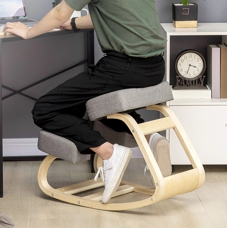 Sedia inginocchiata ergonomica grigia in legno