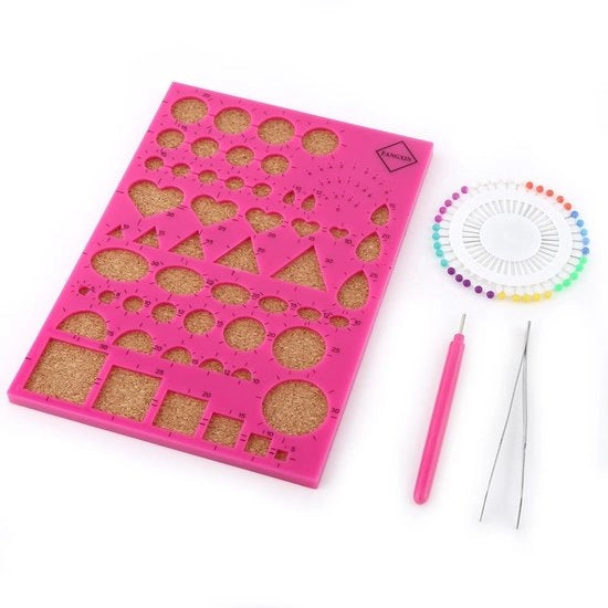 Kit di artigianato con cartone piegato da assemblare 

Modello: Paper Quilling Diy Craft Kit 

Incluso: 
- 20 strisce di carta 
- 1 pennello 
- 1 forbice 
- 1 pinza per cartone 
- 1 manuale di istruzioni