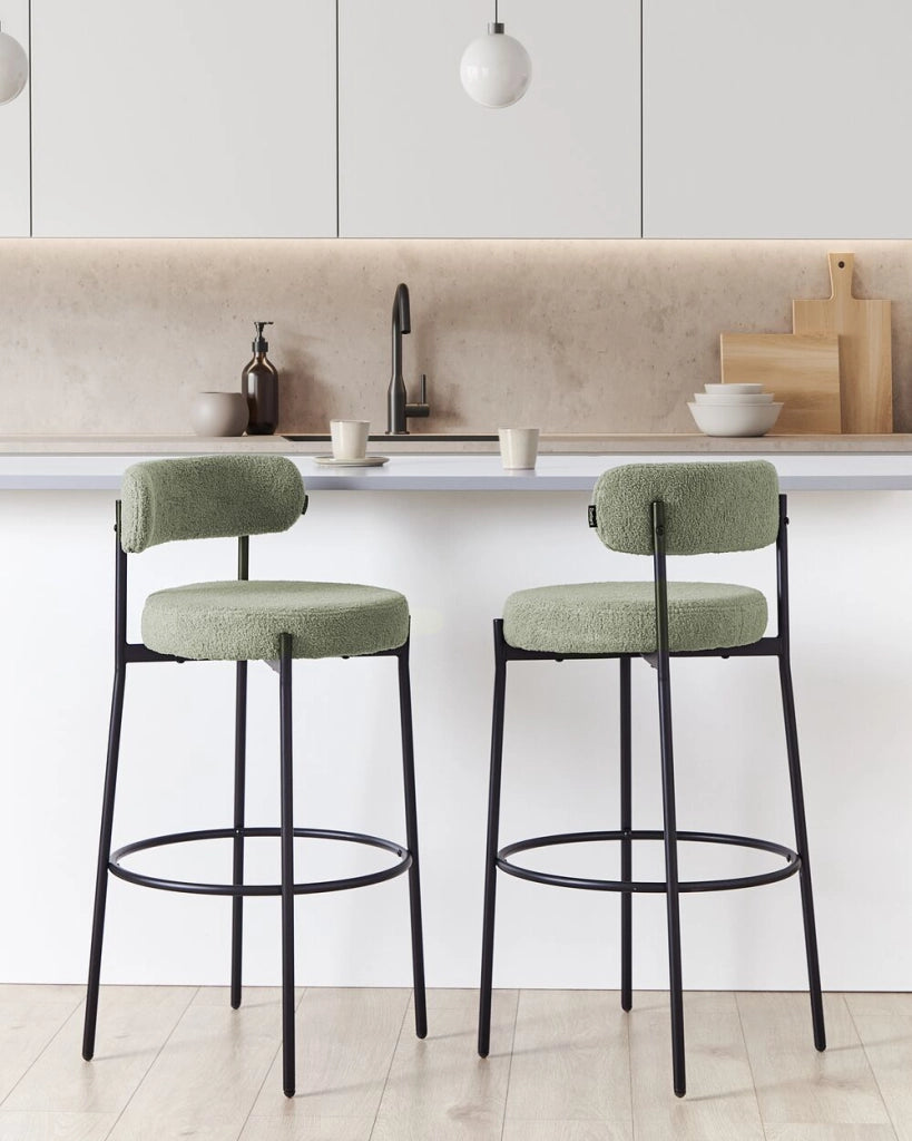 Set di 2 sedie da bar tessuto bouclé verde chiaro con gambe in acciaio nero sala da pranzo stile moderno