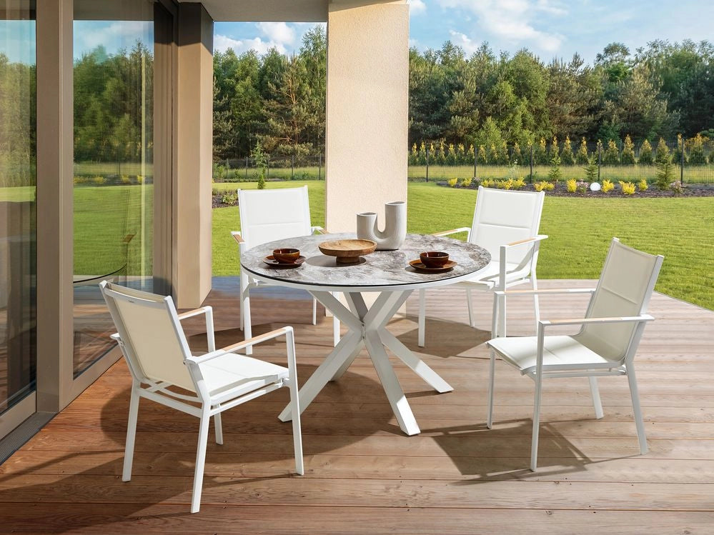 Set da pranzo 4 posti composto da tavolo in alluminio con piano in vetro ceramico grigio e sedie con cuscini bianchi giardino terrazzo elegante