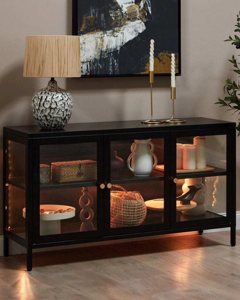 Credenza a 3 ante in acciaio nero con vetro temperato, ripiani regolabili, tappi per le gambe, mobili per il soggiorno dal design moderno.