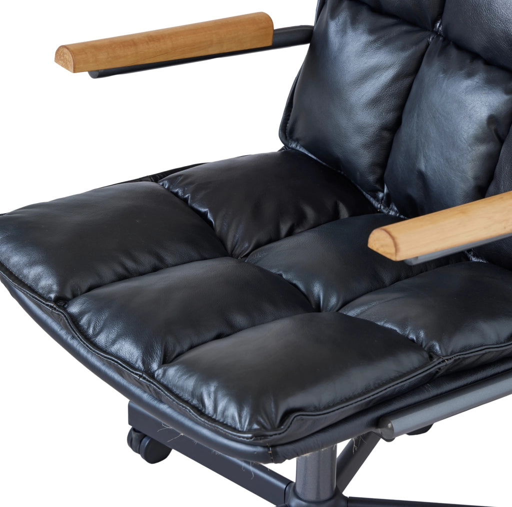 Sedia da ufficio in pelle nera con ruote e braccioli in legno