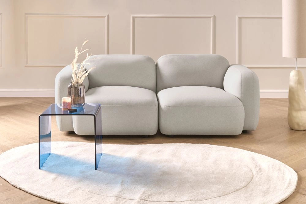 Divano a 3 posti in tessuto beige chiaro con schienale imbottito e gambe in legno anteriori con tappi Soggiorno scandinavo