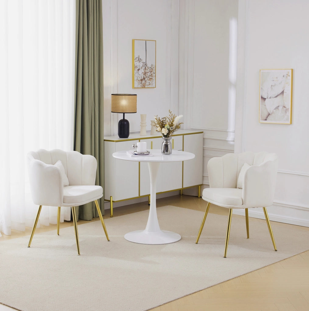 Poltrona in velluto beige con schienale a petali; gambe in metallo e cuscini