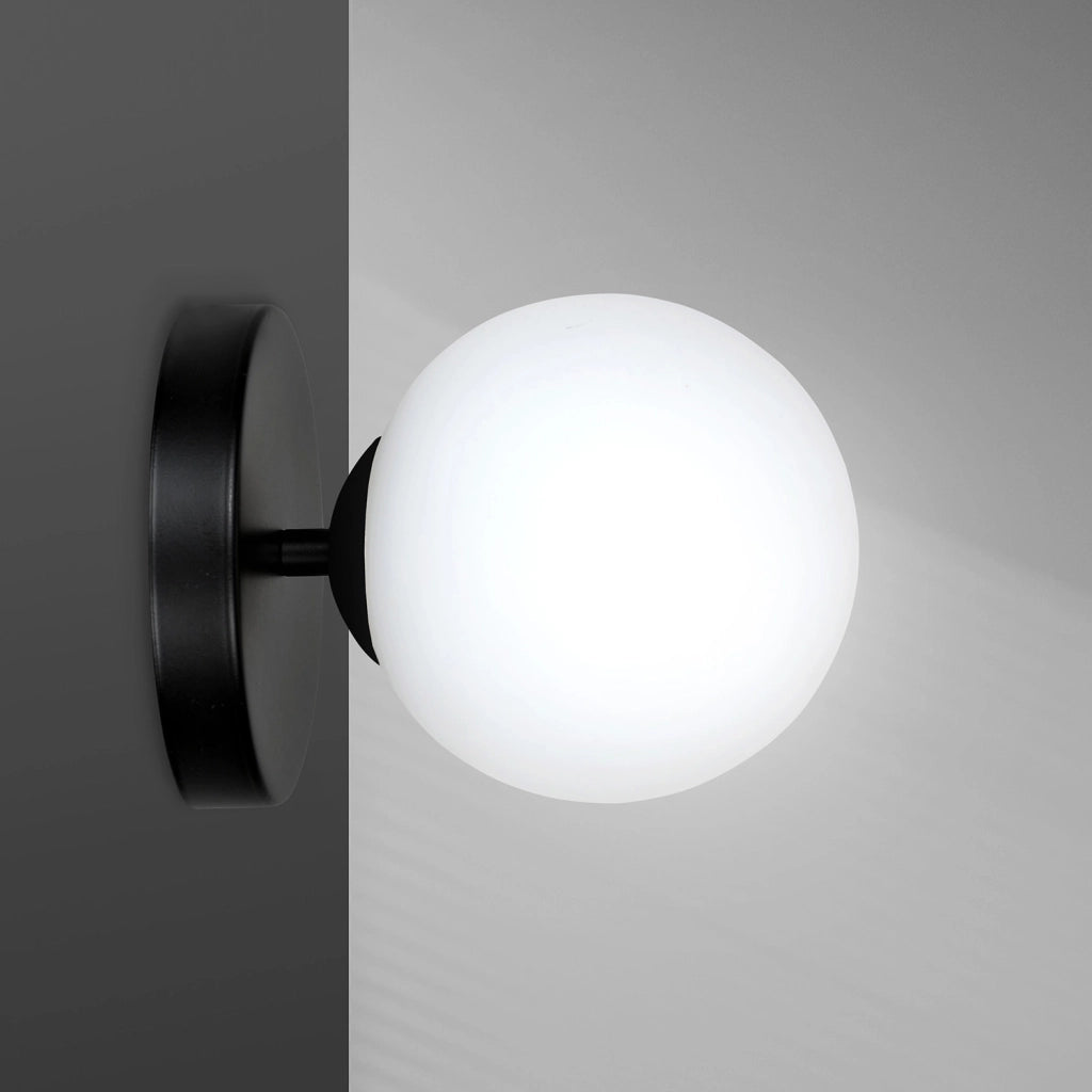 Applique 1 Luce Rama In Acciaio Nero A Bracci E Sfera In Vetro Opalino