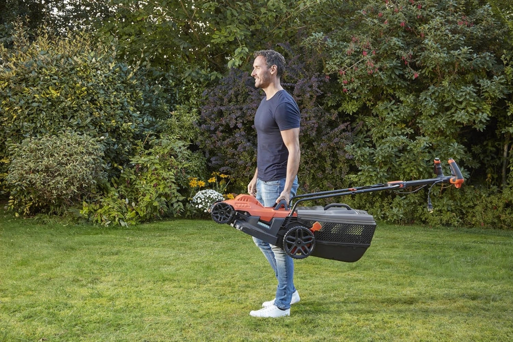 Black+decker bemw461es-qs rasaerba 1400 w, larghezza taglio 34 cm, 6 alt. taglio 20-70 mm, e-drive, capacita' cesto 40 l, innovativa impugnatura easy steer per la massima manovrabilita'