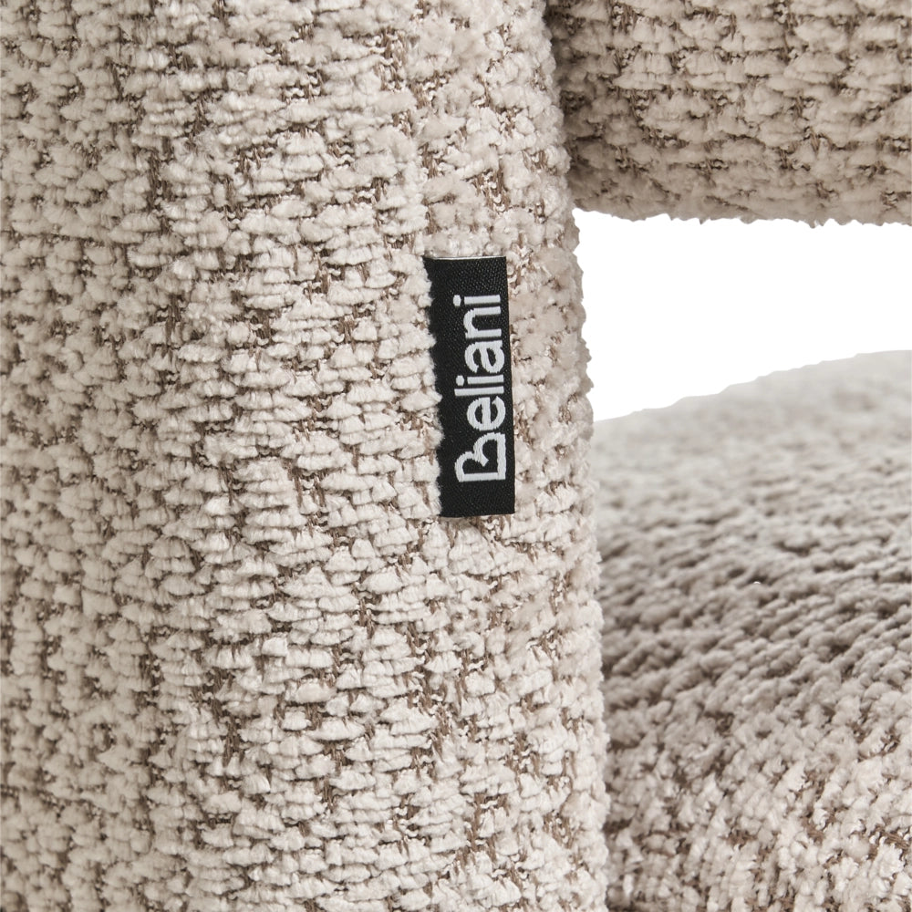 Poltrona imbottita in ciniglia con schienale curvo seduta moderna in stile scandinavo colore beige chiaro
