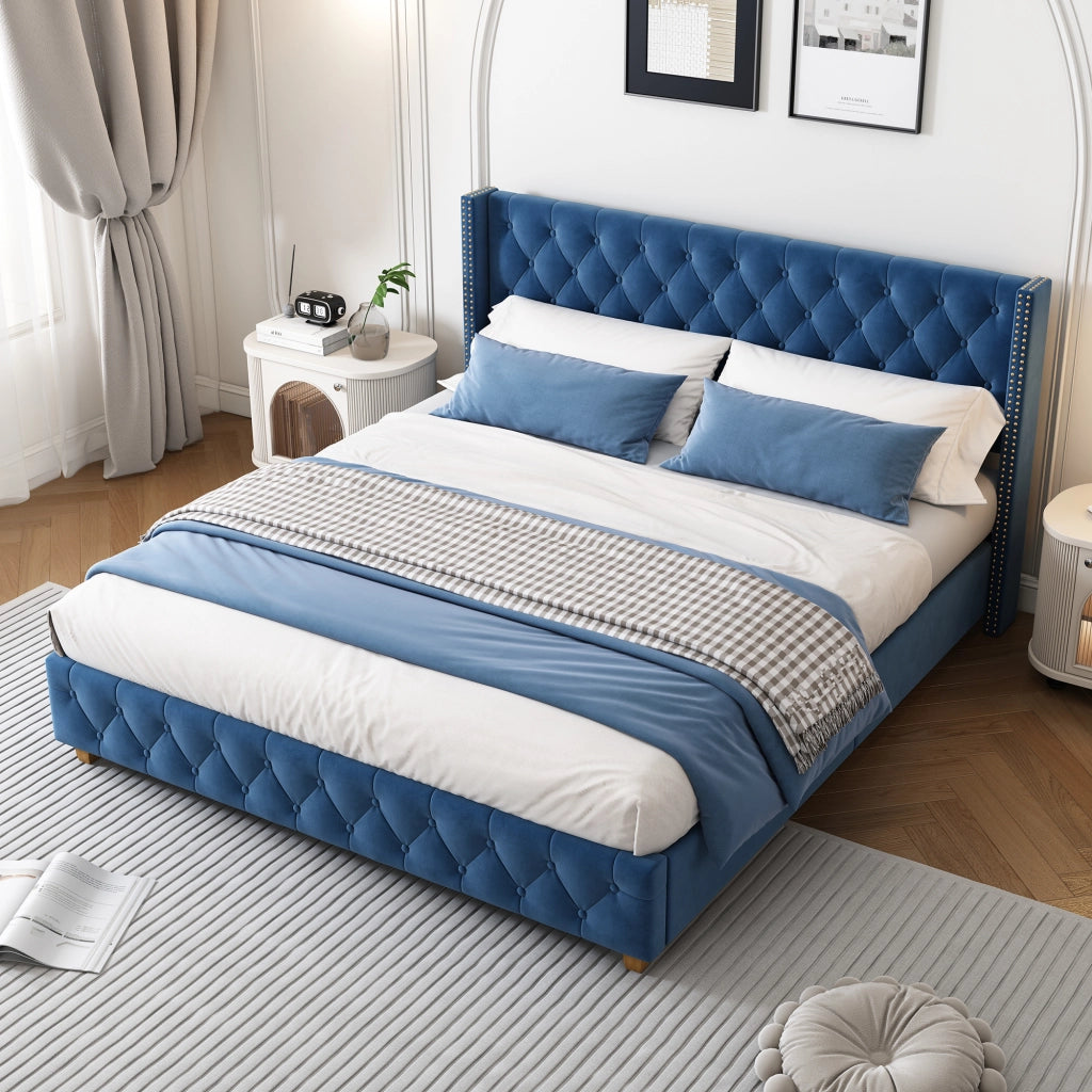 Letto imbottito con testiera capitonné; rivetti decorativi e gambe in legno; velluto blu; 160x200 cm