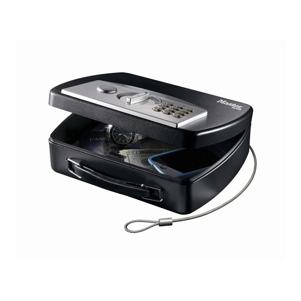 Master Lock P008EML Cassaforte Portatile con Combinazione Digitale e Cavo d'Acciaio Capacita' 2.17 L Alimentazione 4 AA (non incluse) Chiavi di Emergenza Incluse colore Nero