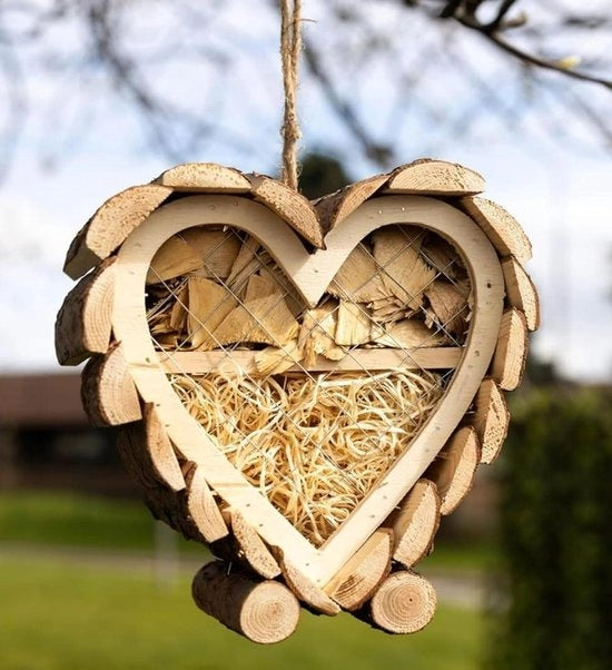 Hotel per insetti in legno - legno naturale per api, farfalle, formiche - regalo esterno per lui/lei (cuore romantico)