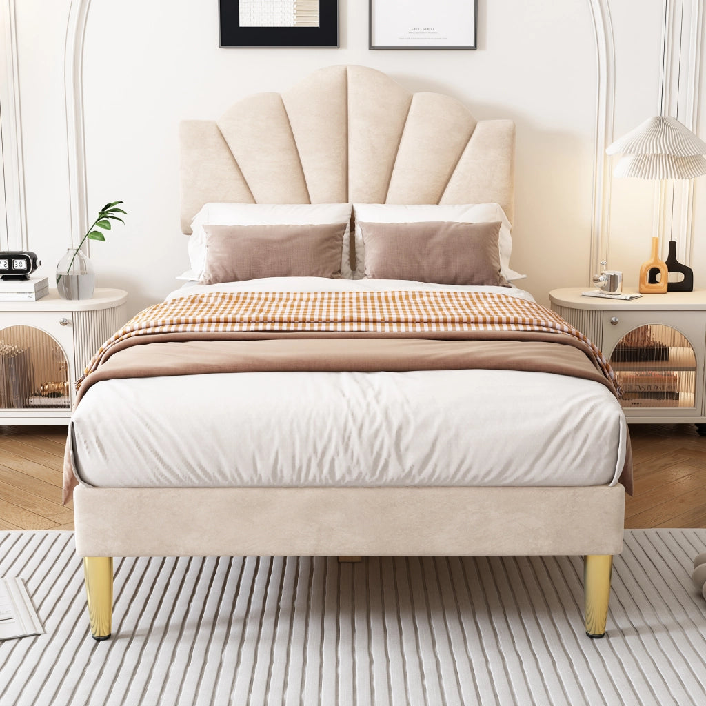 Letto imbottito in velluto beige 90x200 cm con testiera a conchiglia e gambe in ferro dorato