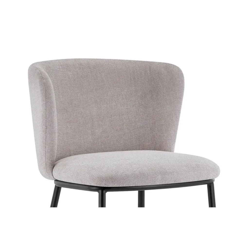Sedia ARTHUS – Tessuto beige con piedi in metallo nero – H76 × L52 × P54 cm
