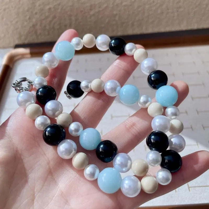 Collana fatta a mano con pietre naturali, perle blu e cristalli, regalo di Natale o di compleanno.
