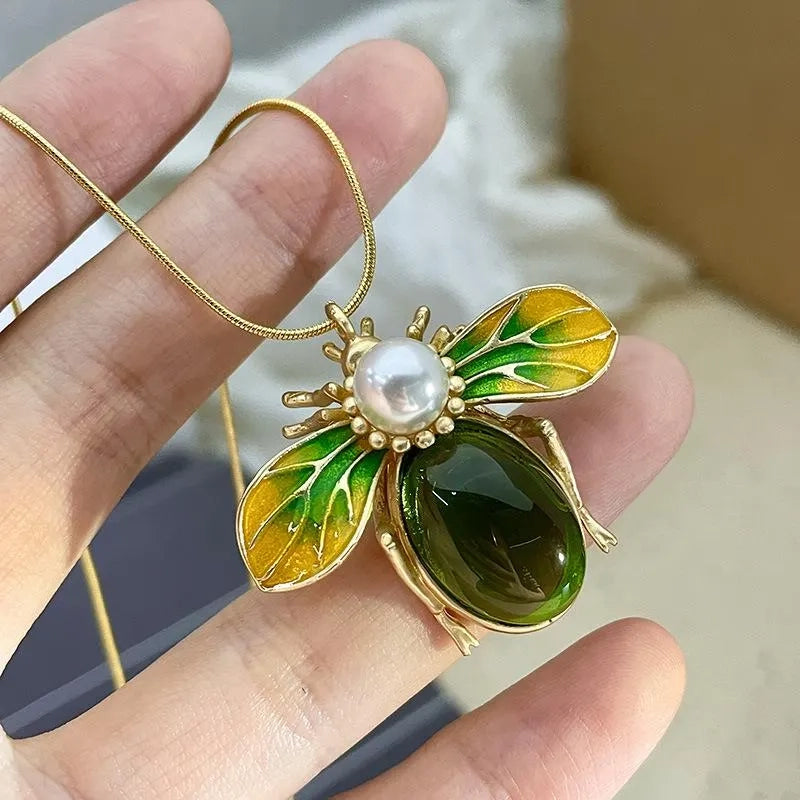 Set vintage di collana e orecchini con ape e perle verdi: gioielli realizzati a mano con perline.