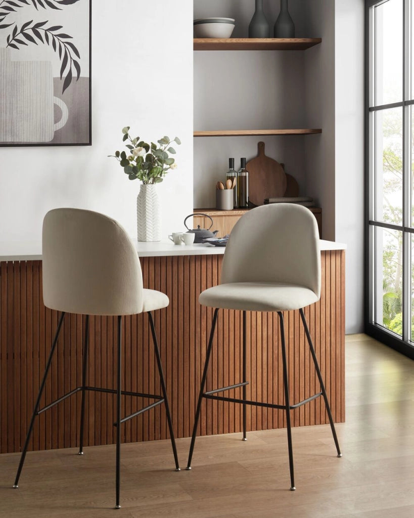 Set di 2 sedie da bar con rivestimento in velluto bianco panna e struttura in acciaio nero con sedile ad altezza d'uomo Mobili da sala da pranzo Glam Design