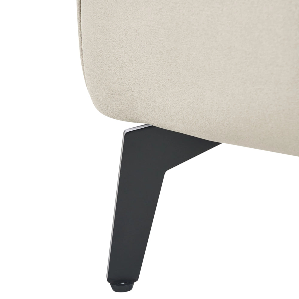 Poltrona in ecopelle beige chiaro  con poggiatesta regolabile e gambe in metallo stile moderno