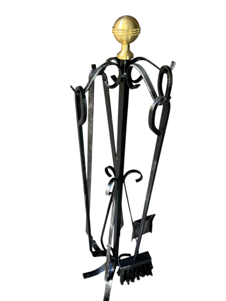 Attrezzo per Camino in Ferro con Accessori,Trespolo con Pomelli in Ottone, Pinza, Uncino, Scopetta e Paletta 82cm h