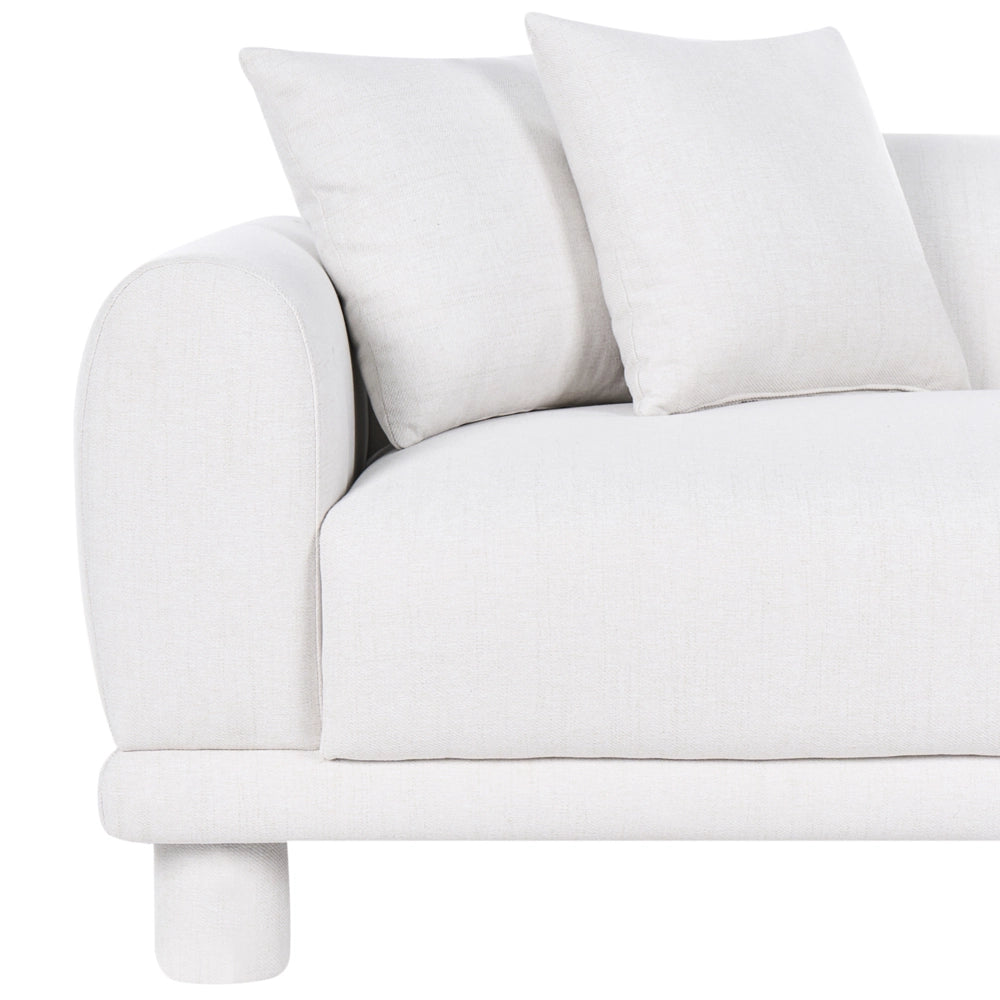 Divano a 3 posti in tessuto bianco sporco con cuscini decorativi extra e gambe rivestite stile retrò-moderno