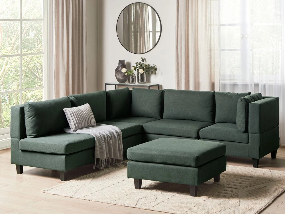 Divano componibile a 5 posti imbottito lato sinistro in tessuto verde scuro con gambe nere e pouf stile moderno