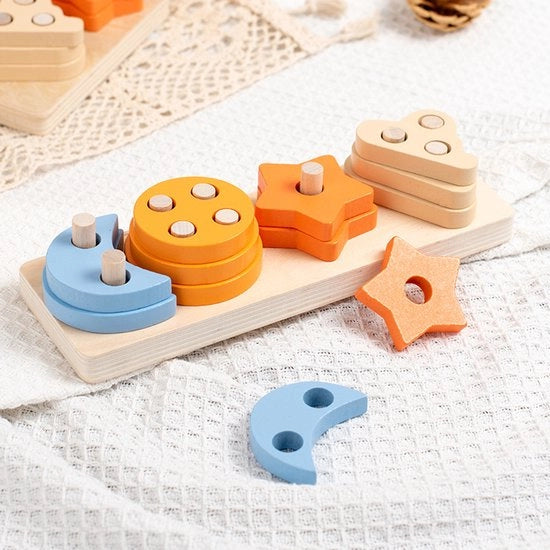 Giocattolo in legno a forma di stella e luna per bambini con quattro pali.