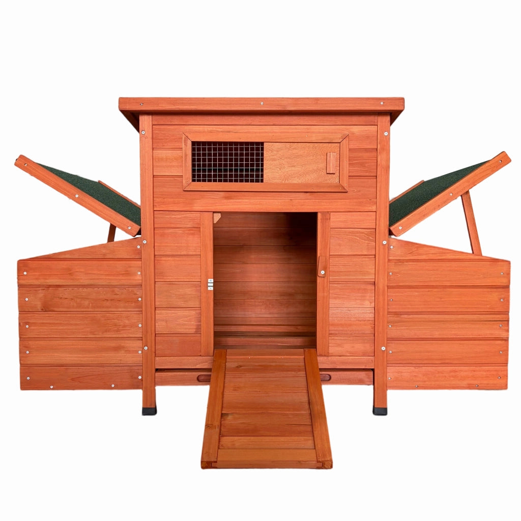 Gabbia per polli in legno con ventilazione frontale, sportello anteriore e cassette nido laterali