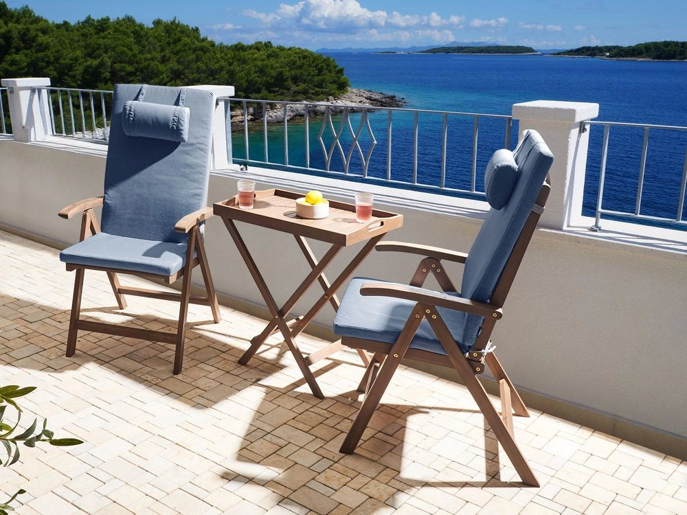 Set di 2 sedie da giardino rustiche in legno d'acacia naturale e cuscini blu pieghevoli per esterni con braccioli in stile rustico