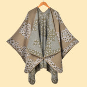 Elegante e classico scialle con spacco e stampa leopardata a blocchi di colore.