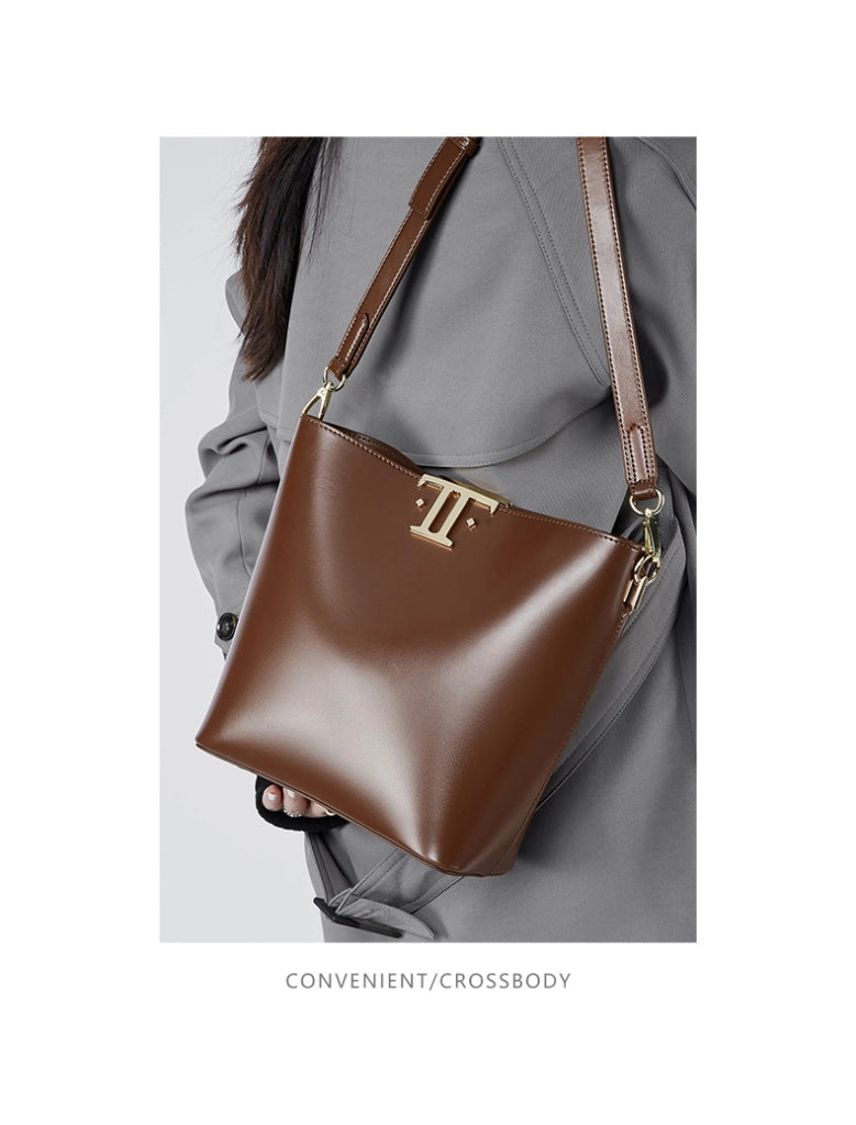 Borsa a tracolla da donna in vera pelle, colore marrone.