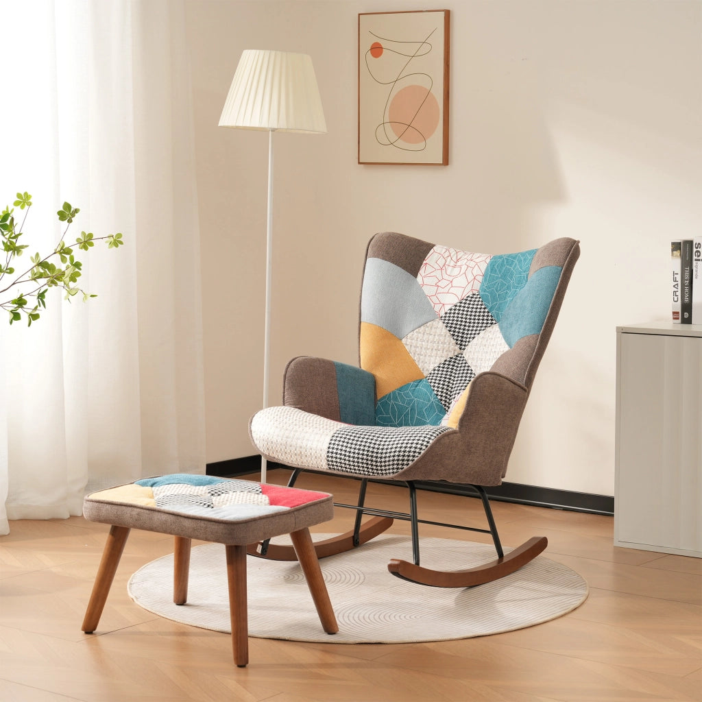 Sedia a dondolo con poggiapiedi e imbottitura in schiuma, struttura in legno massello e ferro, patchwork colorato